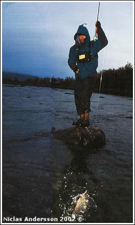 Midgefiske i Kaitum. Foto av Niclas Andersson © 2002
